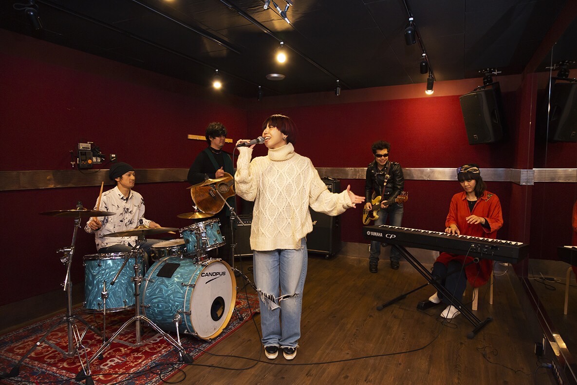 現在の5人体制で演奏するなゆたリズムのスタジオ風景