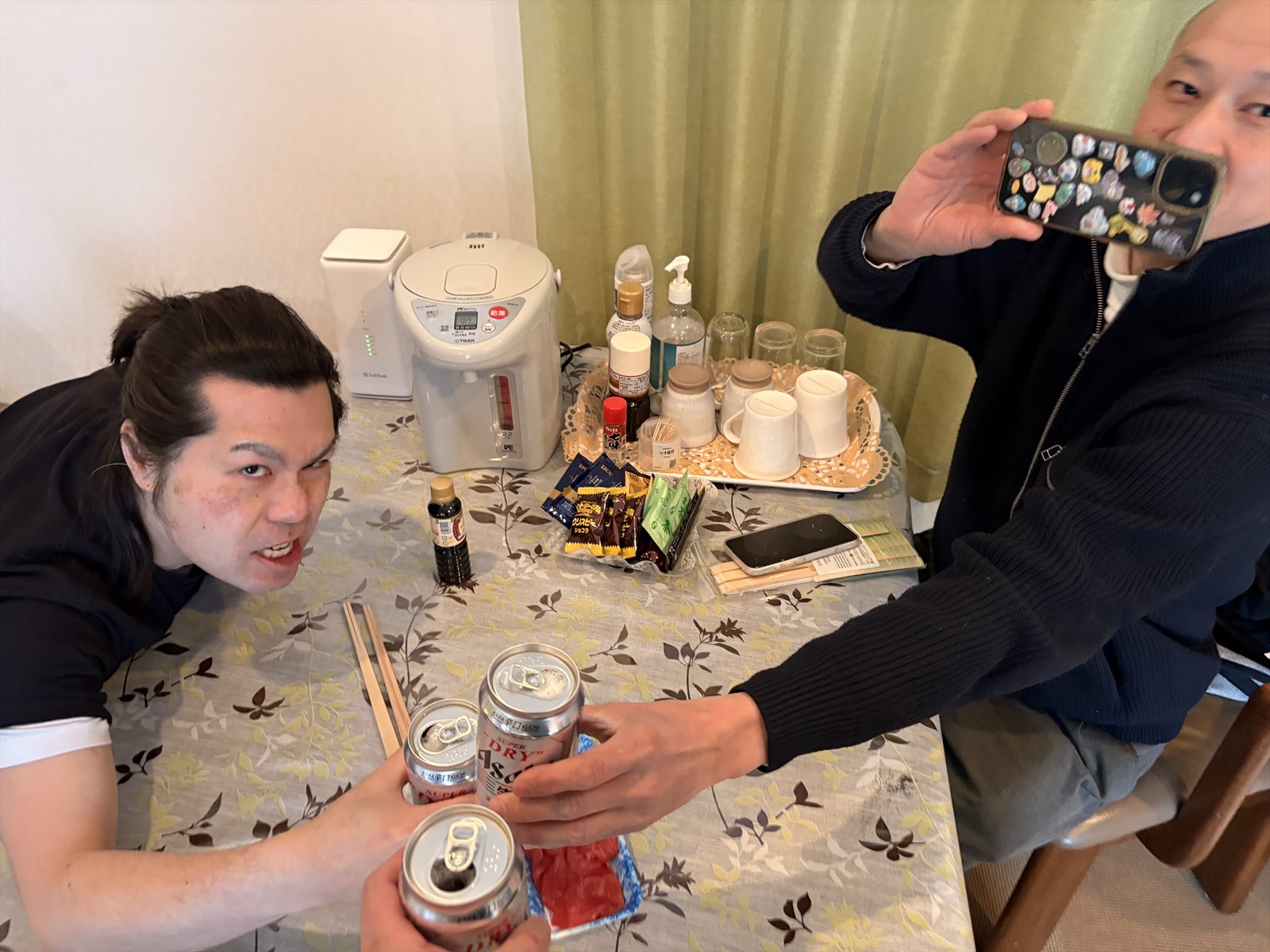 テーブルを囲み飲み物で乾杯するライブ後のひととき