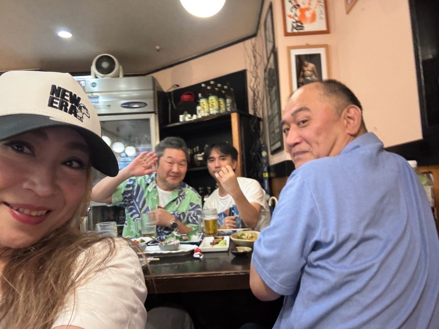 花門の店内で誕生日会を楽しむ4人