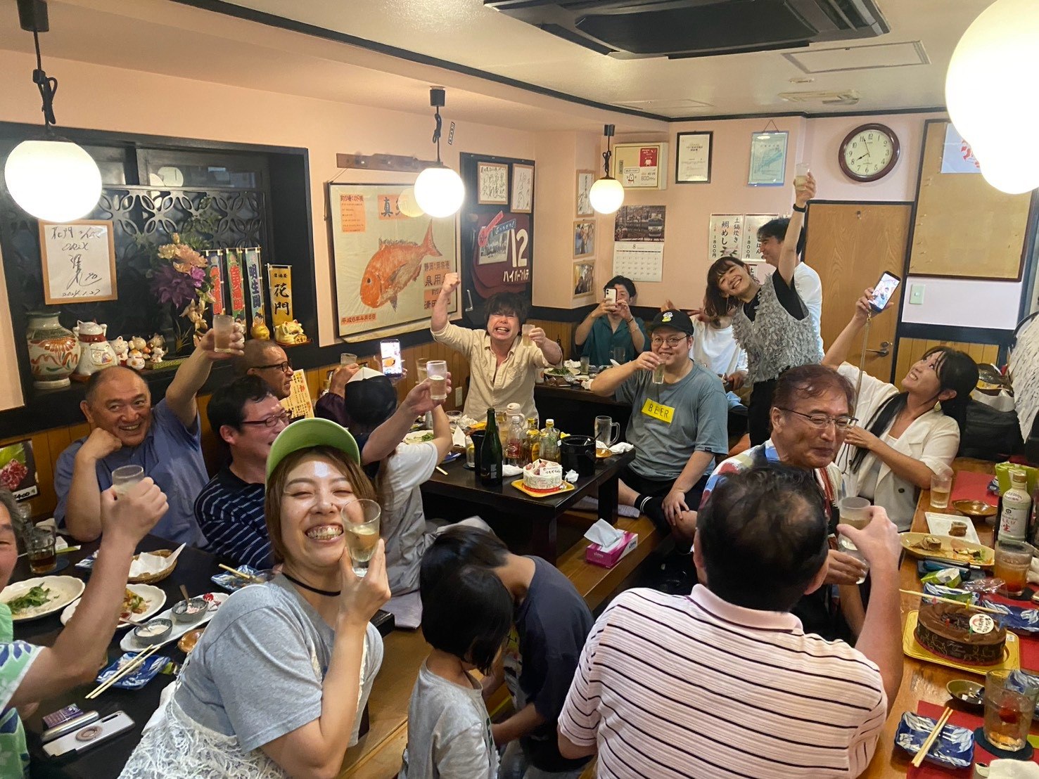 有岡君の誕生日を祝って乾杯する仲間たち