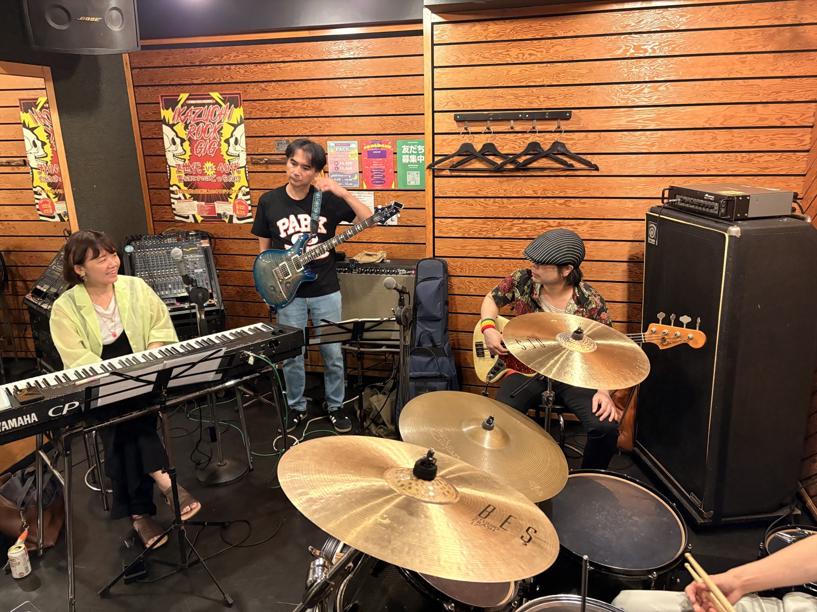 スタジオで新曲「いのり」の音を合わせるなゆたリズム
