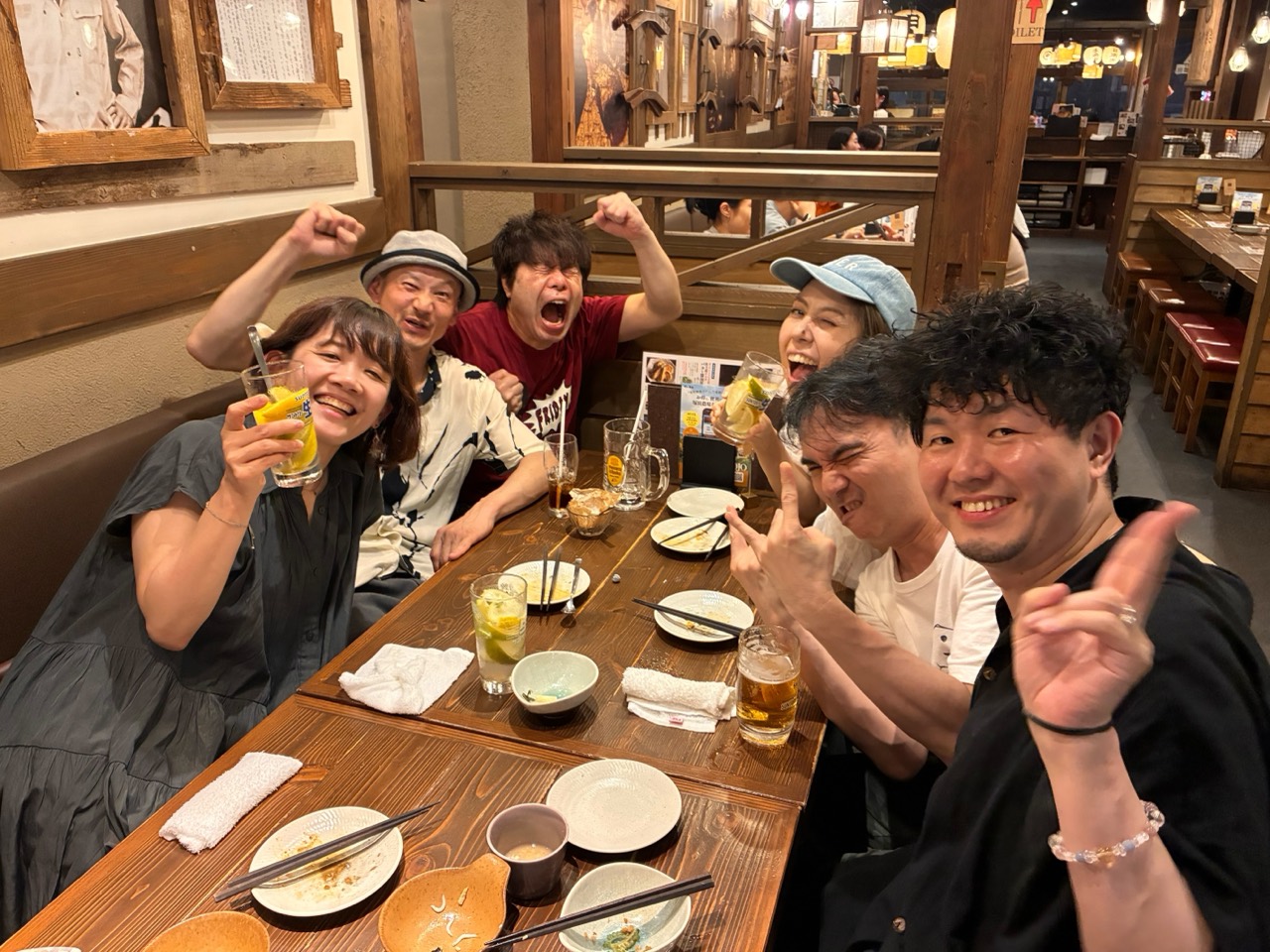 リハーサル後に乾杯するメンバーの集合写真