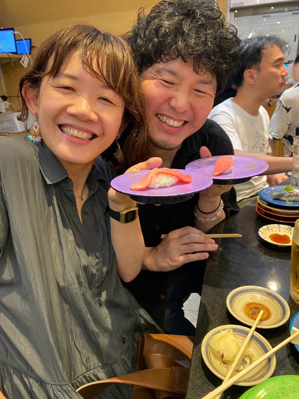 お寿司を持って笑うメンバーのオフショット