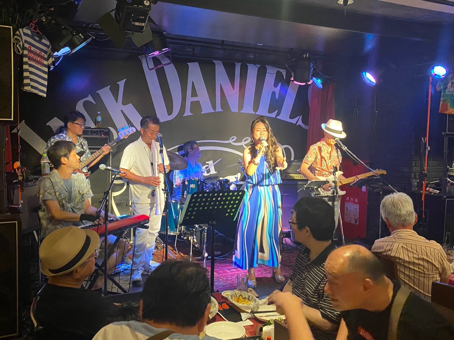 SILVER BACKのステージで演奏するCHOBYSの皆さん