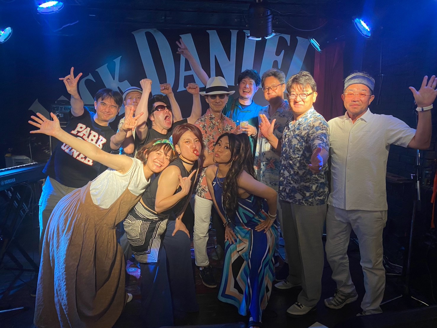 ライブ終演後にステージ上で撮影した出演者集合写真