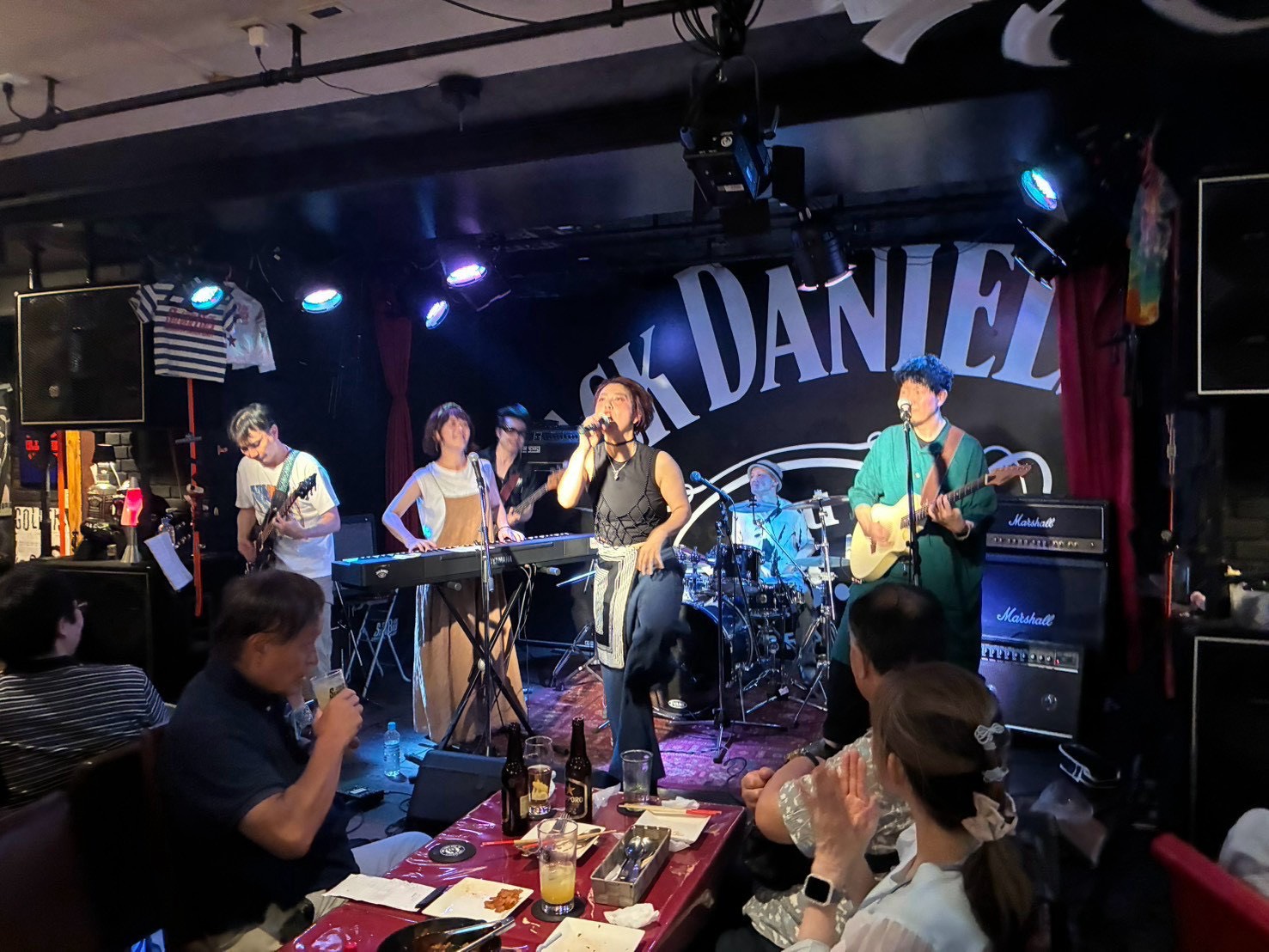 SILVER BACKの会場で演奏するなゆたリズムのステージ全景