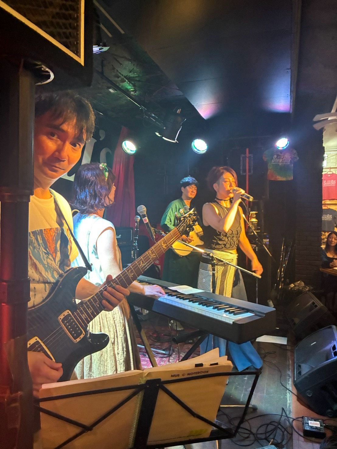 ギターとキーボードを演奏するなゆたリズムのメンバー