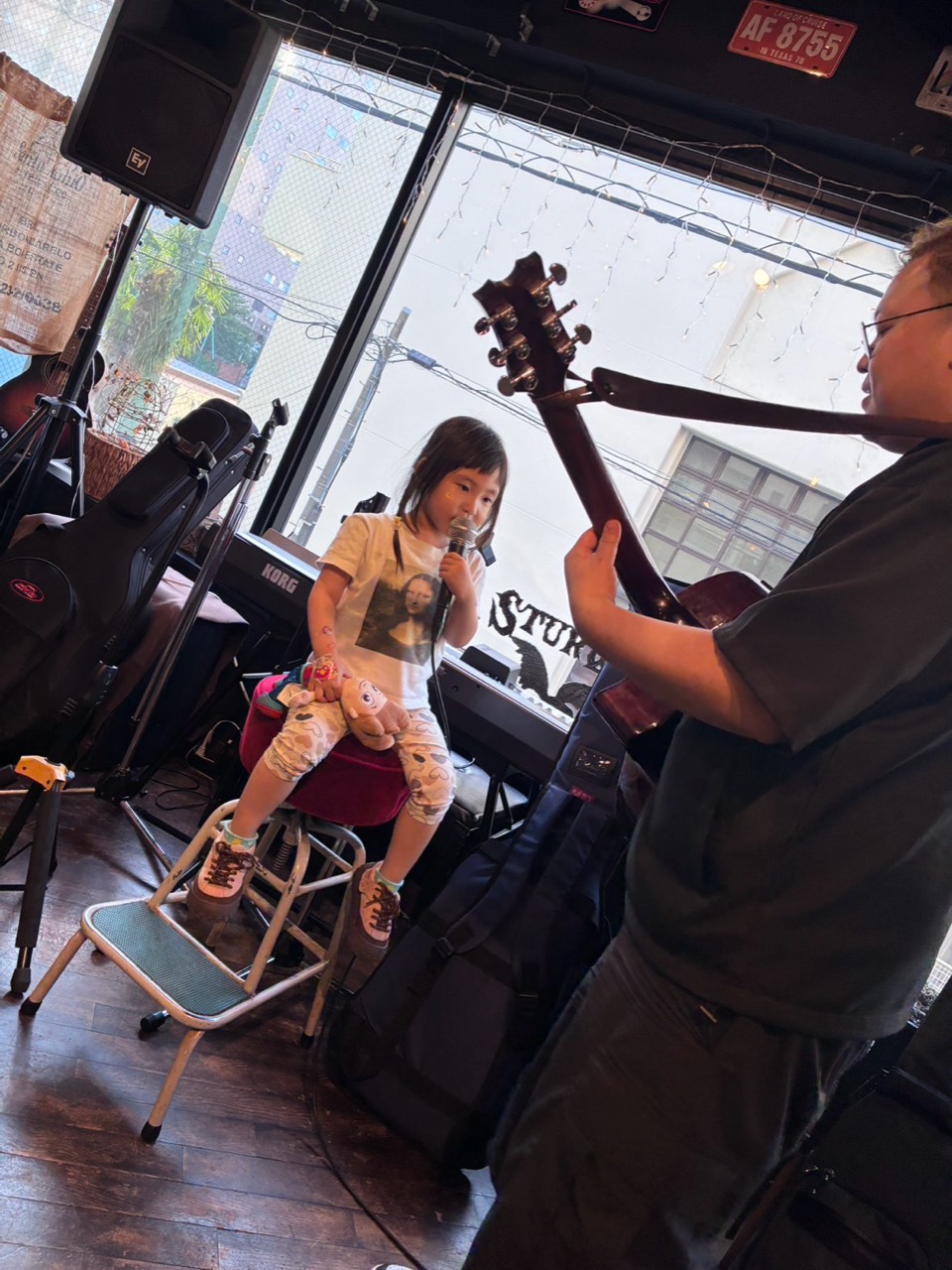 子どもがマイクを持つライブの一場面