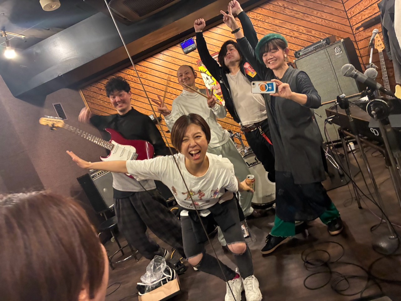リハーサルスタジオで笑顔を見せるメンバー