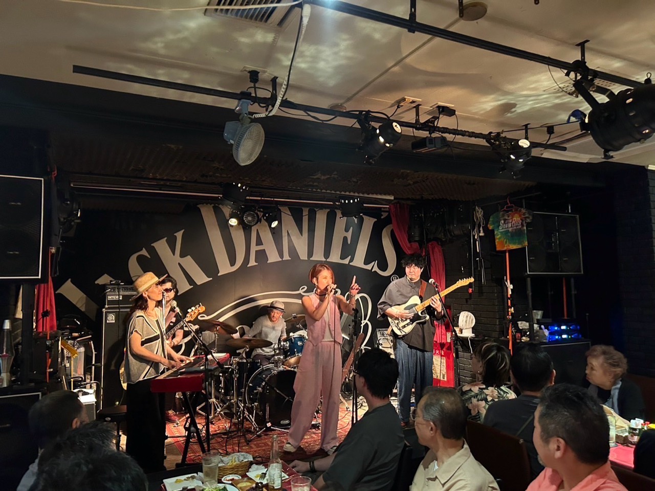 客席を前にステージで演奏するなゆたリズム