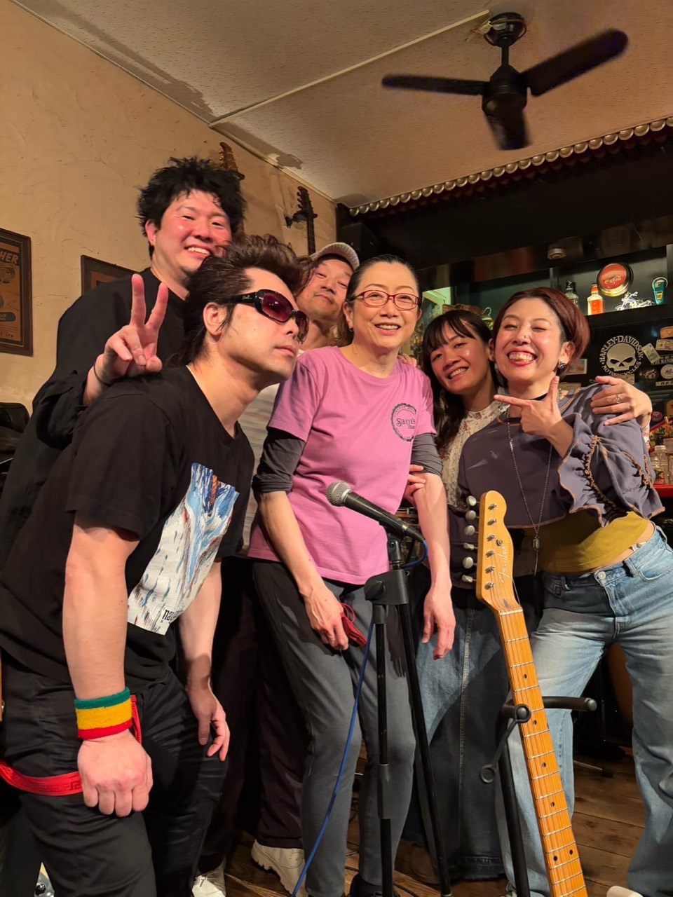 ライブ後に仲間と並んで笑うオフショット